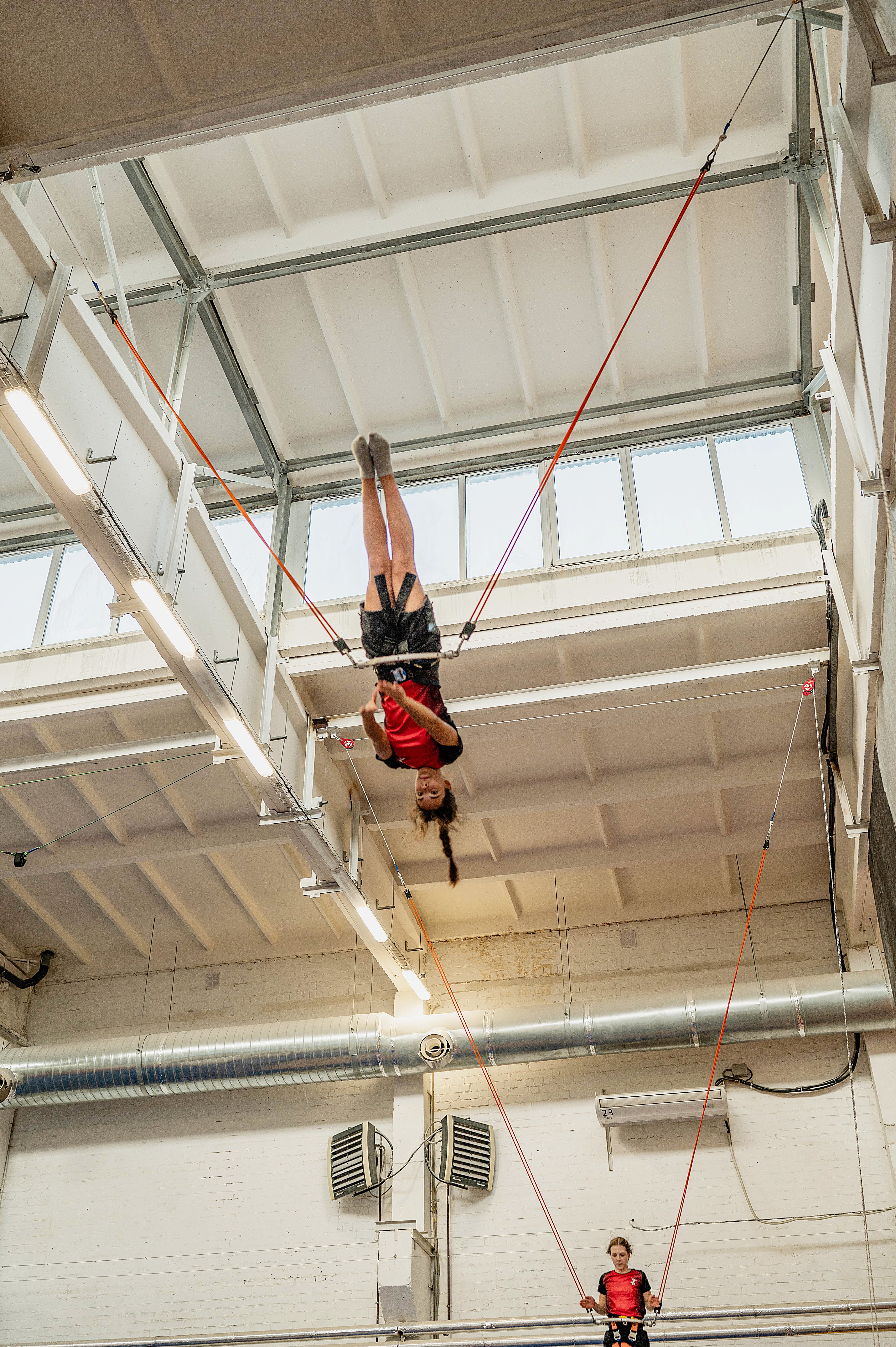 Дети на тренировке - элементы акробатики