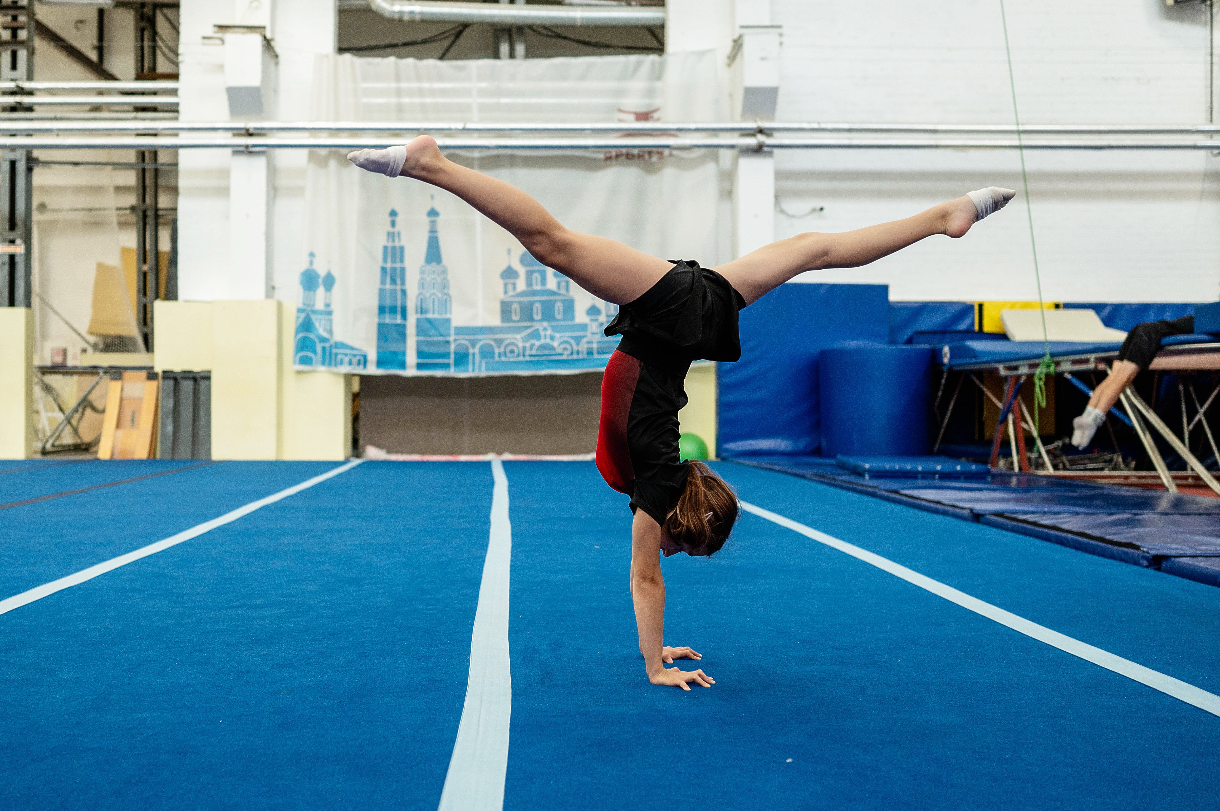 Юные спортсмены выполняют трюки