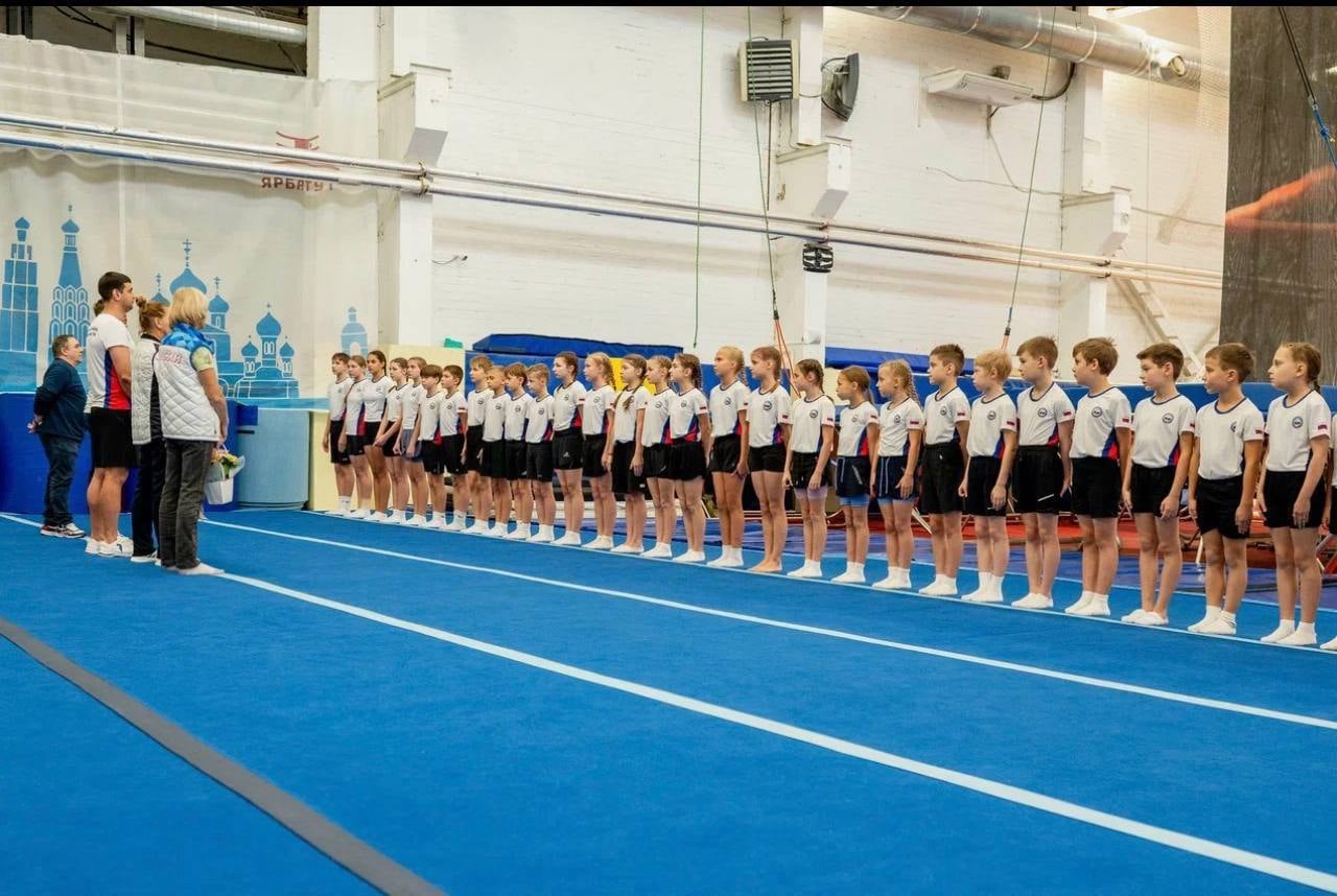 Дети радуются после успешного выполнения трюка