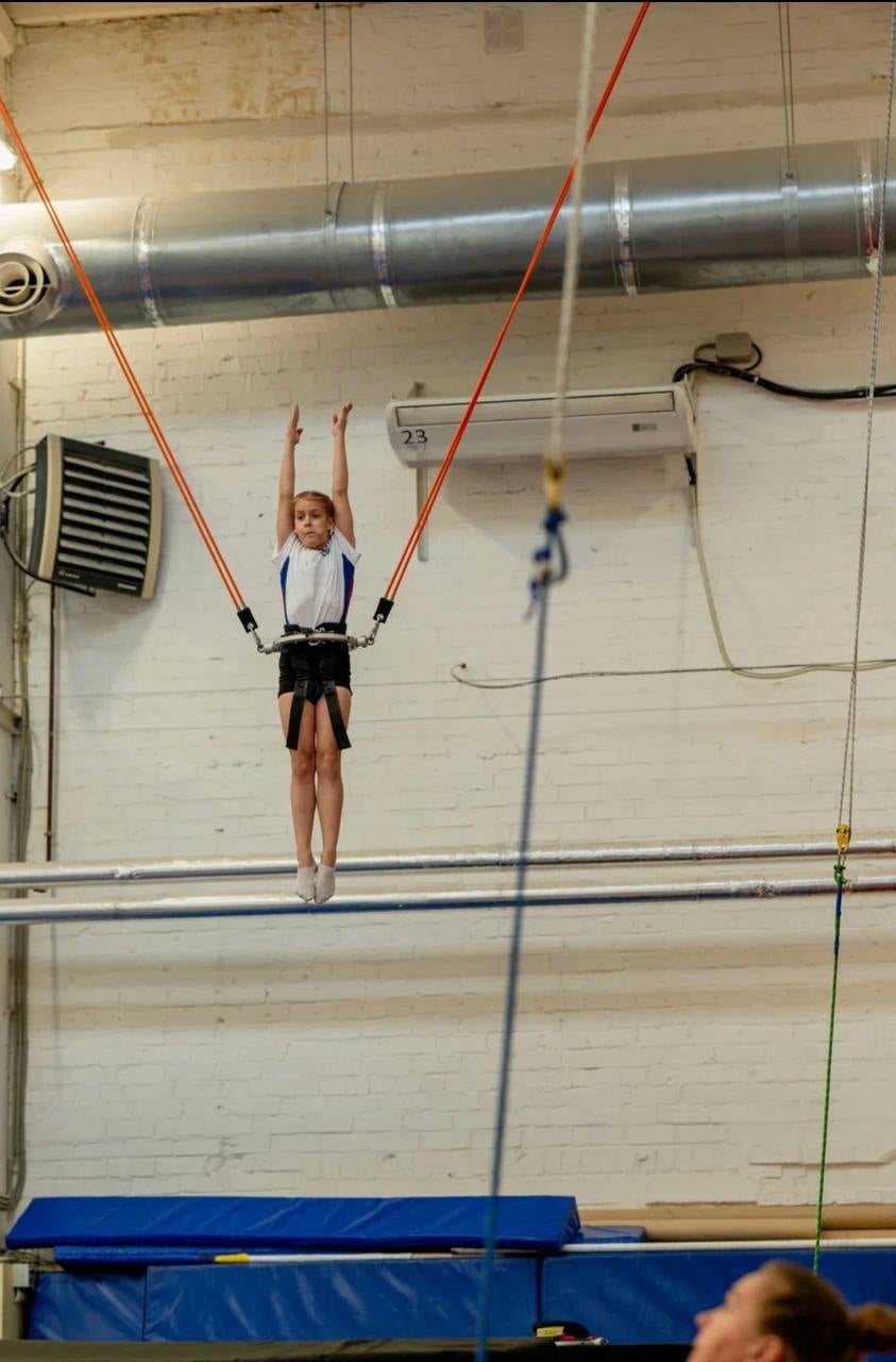 Дети радуются после успешного выполнения трюка