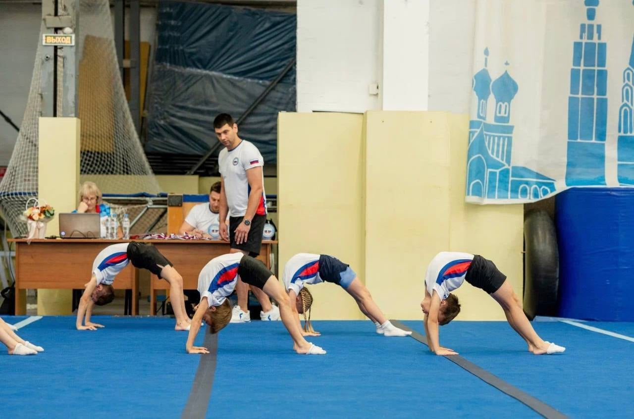 Дети радуются после успешного выполнения трюка