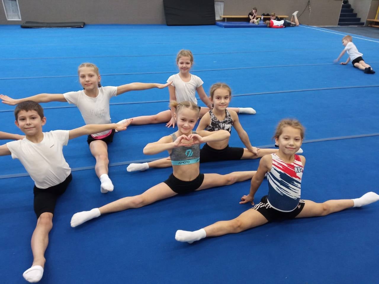 Дети радуются после успешного выполнения трюка