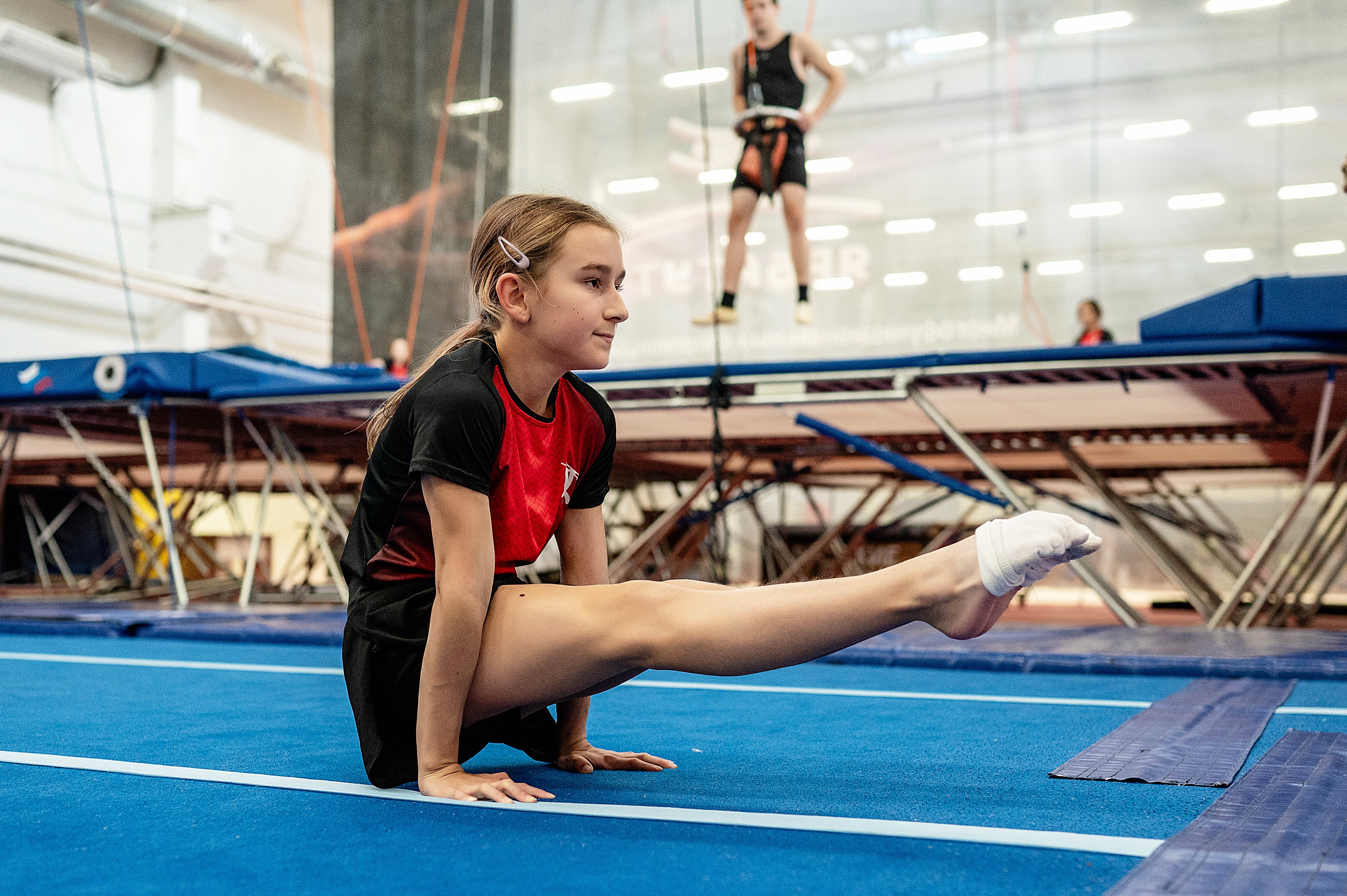 Дети на тренировке по акробатике